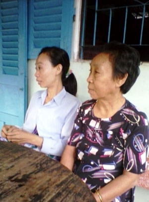 Bà Nguyễn Thị Hai (bên phải) - mẹ chị N.T.T ở Đại Thành (thị xã Ngã Bảy) kể chuyện con mình lấy chồng nước ngoài.