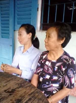 Bà Nguyễn Thị Hai (bên phải) - mẹ chị N.T.T ở Đại Thành (thị xã Ngã Bảy) kể chuyện con mình lấy chồng nước ngoài.