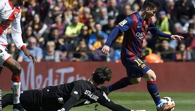 Messi đi bóng qua thủ môn của Rayo Vallecano. (ảnh: Getty Image)