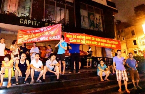 Người dân tại chung cư Capital Garden (102 Trường Chinh, quận Thanh Xuân, Hà Nội) phản đối việc chủ đầu tư cắt điện, nước.