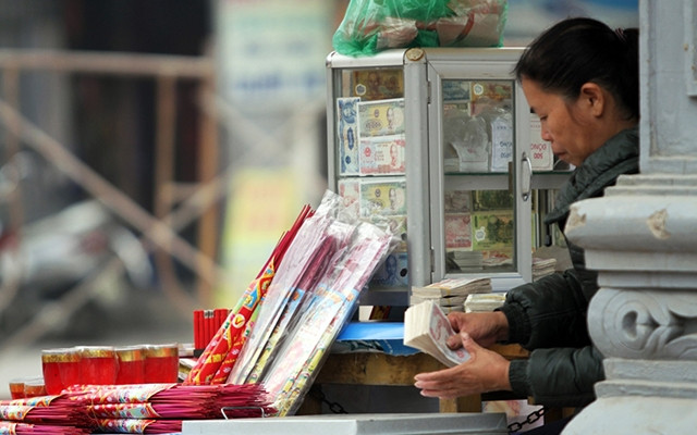 Hoạt động đổi tiền lẻ, tiền mới diễn ra ở nhiều nơi, nhất là vào các dịp lễ, Tết. Ảnh: Hải Nguyễn