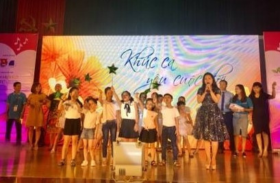 Hồ Hoài Anh truyền cảm hứng lạc quan cho bệnh nhân K với “Tôi yêu cuộc đời” 