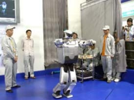 Trung Quốc chế tạo robot đi lại giống người