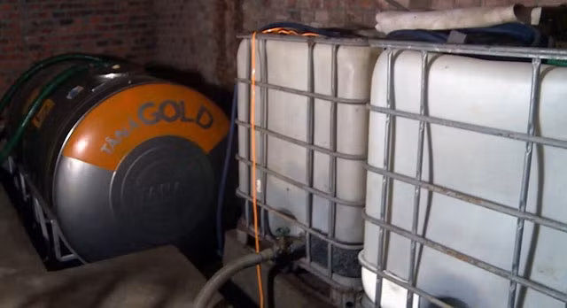 Các bồn chứa dầu...