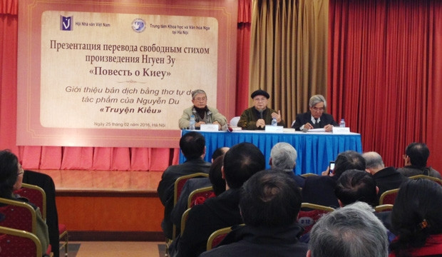 Dịch giả Vũ Thế Khôi (ngoài cùng bên trái) trong buổi ra mắt truyện Kiều bằng thơ tự do tiếng Nga.