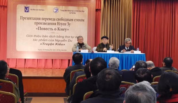 Dịch giả Vũ Thế Khôi (ngoài cùng bên trái) trong buổi ra mắt truyện Kiều bằng thơ tự do tiếng Nga.