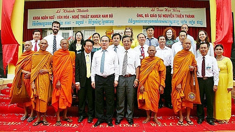 PTT Nguyễn Thiện Nhân chụp ảnh lưu niệm với lãnh đạo tỉnh, quý vị sư sãi và cán bộ, giáo viên Trường ĐH Trà Vinh. (Ảnh: travinh.gov.vn)