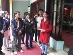 Khách du lịch viếng thăm và nghe kể lại những câu chuyện về Bác.