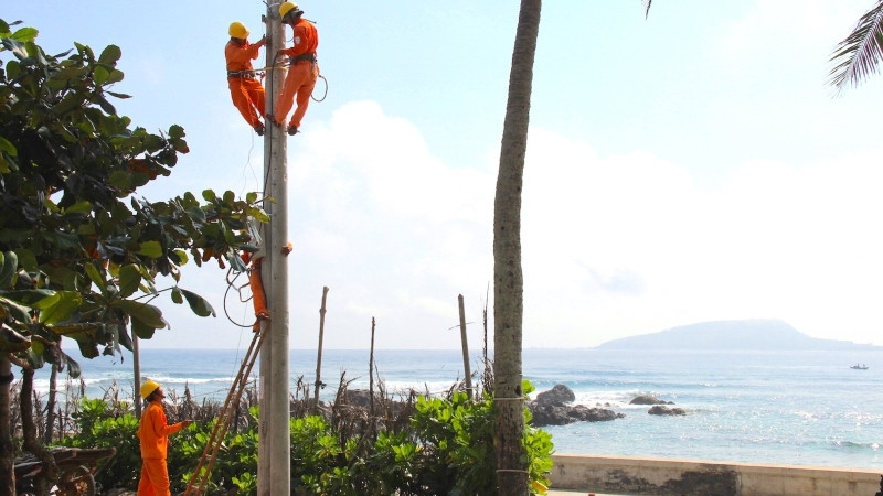 Những công nhân làm việc miệt mài ngày đêm để đưa điện ra đảo phục vụ nhân dân.