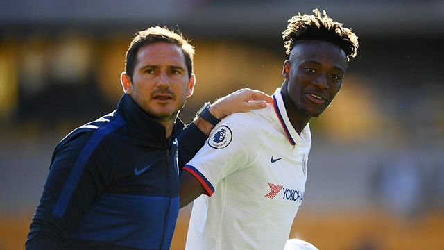 Tammy Abraham (áo sáng) liệu có trở thành “Drogba mới” trong tay Frank Lampard.