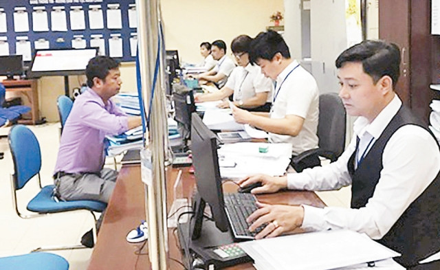 Bộ phận một cửa Sở Xây dựng giải quyết thủ tục hành chính cho người dân vào sáng thứ bảy.