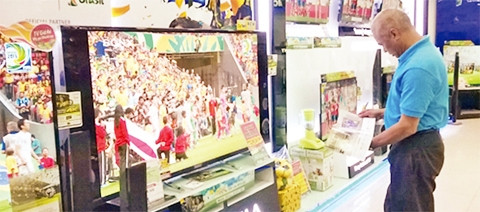 Khách hàng tìm hiểu thông tin về các chương trình bán, cho thuê ti-vi trong mùa World Cup tại siêu thị điện máy MediaMart.