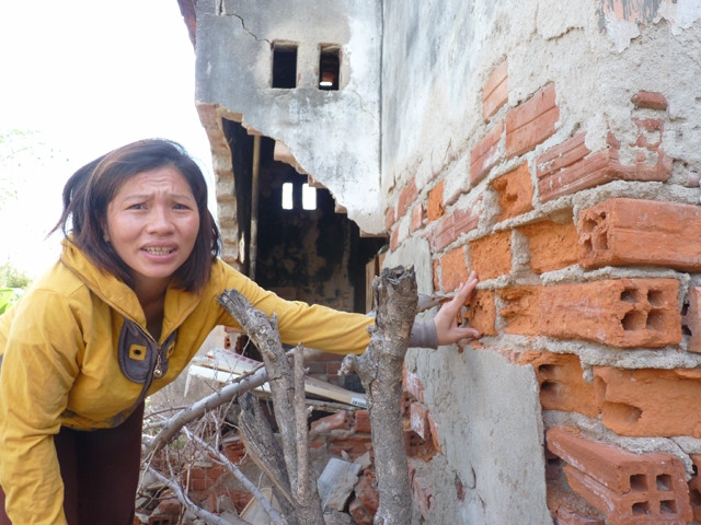Chị Thùy Linh không dám nấu ăn trong căn bếp bị sập.