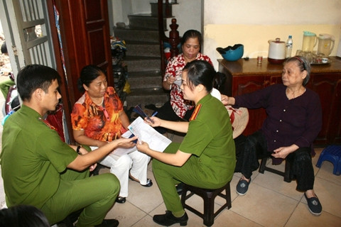 Công an quận Ba Ðình giúp các hộ dân giải quyết thủ tục hành chính tại cơ sở.