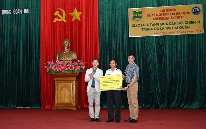 Đồng chí Hữu Việt, Trưởng ban Văn hoá văn nghệ, Trưởng ban tổ chức Giải bóng bàn toàn quốc Báo Nhân Dân lần thứ 37 cùng đại diện nhà tài trợ tặng quà cho Trung đoàn 196 Hải quân.