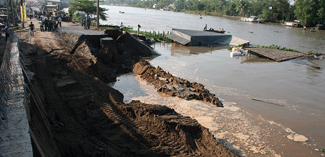 Cần thay đổi tập quán xây dựng nhà bên bờ sông, kinh, mương của người dân để phòng, chống sạt lở.