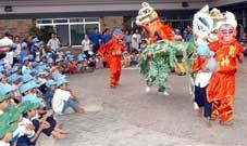 Múa lân có sức thu hút mãnh liệt với trẻ em.