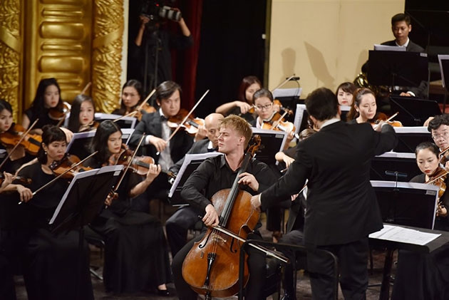 Các nghệ sĩ trình diễn tại buổi hòa nhạc.