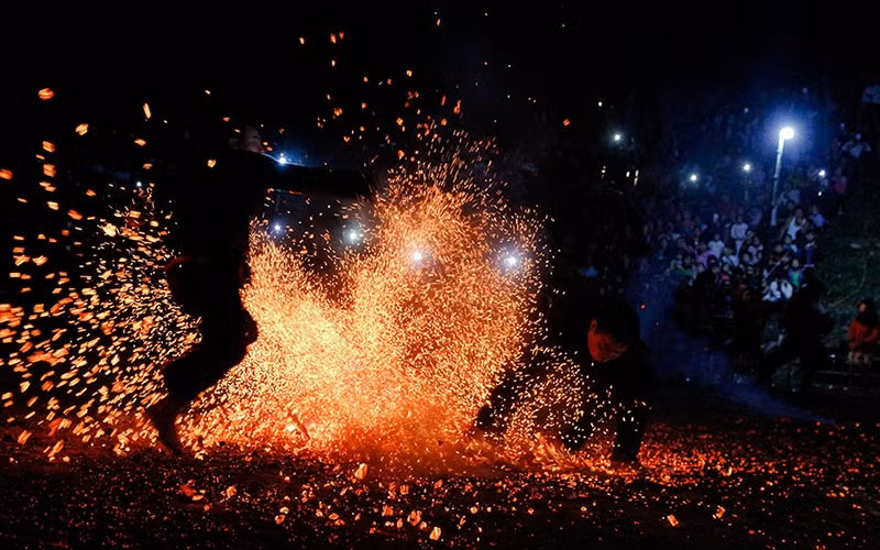 Theo quan niệm của người Pà Thẻn, lửa được coi như vị thần linh thiêng mang lại cho đồng bào cuộc sống ấm no hạnh phúc, sức mạnh xua đuổi bệnh tật...