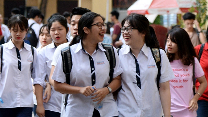 Niềm vui của thí sinh sau khi hoàn thành bài thi trong Kỳ thi THPT quốc gia năm 2017 (điểm thi Trường THPT Trần Phú, Hà Nội). Ảnh: THỦY NGUYÊN