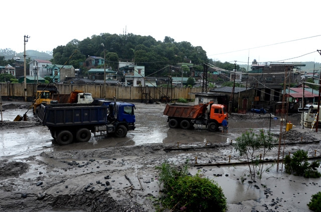 Công ty Than Mông Dương tổ chức xúc, dọn khơi thông dòng chảy ở khu vực mặt bằng công nghiệp.