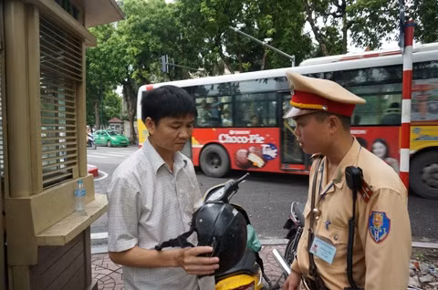 Cảnh sát giao thông Hà Nội tuyên truyền cho người dân về cách nhận biết MBH không đạt chất lượng.