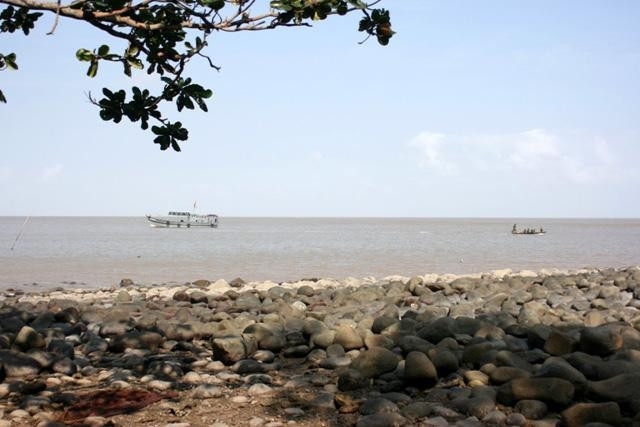 Bờ biển Hòn Khoai đẹp quyến rũ với bãi đá trứng khổng lồ chạy dài hàng trăm mét.