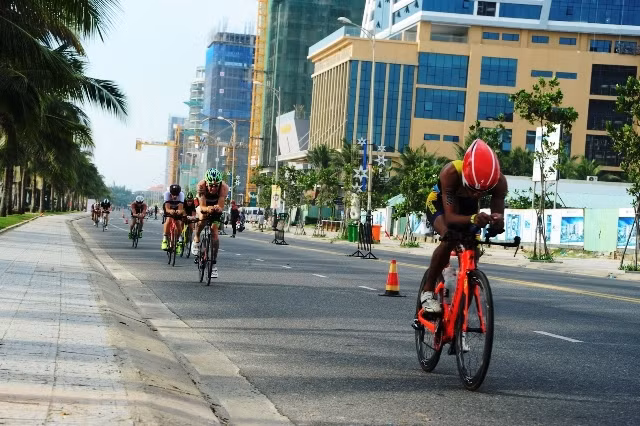 Các vận động viên nỗ lực vượt qua phần thi đạp xe 90 km.