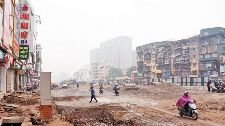 Sau gần bốn năm thi công, tuyến đường vành đai 2 đoạn Ngã Tư Sở - Ngã Tư Vọng vẫn chưa hoàn thành. Ảnh: ĐĂNG ANH