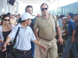 Đạo diễn Oliver Stone (đeo kính,
bên phải) tại sân bay Đà Nẵng.