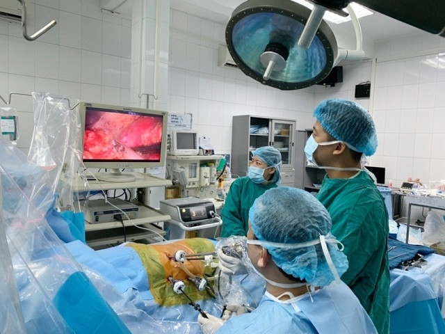 Các bác sĩ tiến hành lấy thận và ghép cho bệnh nhi. 