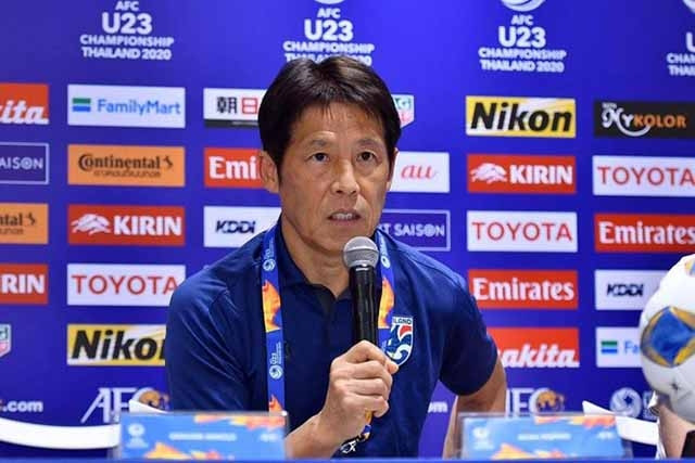 HLV Nishino trong buổi họp báo bảng A (Ảnh: FAT)