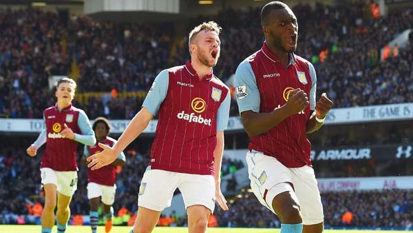 Benteke (phải) ghi bàn thắng giúp Aston Villa đánh bại Tottenham.