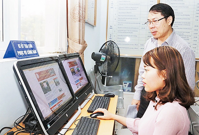 Hệ thống máy tính phục vụ người dân tra cứu thủ tục hành chính trực tuyến tại bộ phận một cửa UBND quận Nam Từ Liêm.Ảnh: hải linh