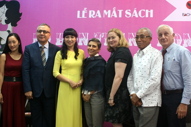 Các Đại sứ, nhà ngoại giao nước ngoài đến chia vui cùng Di Li trong buổi ra mắt sách.