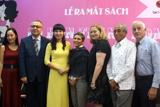 Các Đại sứ, nhà ngoại giao nước ngoài đến chia vui cùng Di Li trong buổi ra mắt sách.