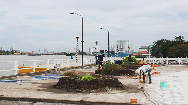 Bến buýt sông vẫn thi công dở dang.