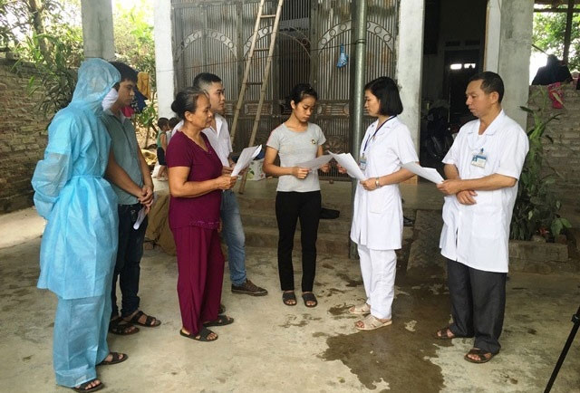 Cán bộ y tế hướng dẫn người dân cách phòng, chống bệnh SXH.