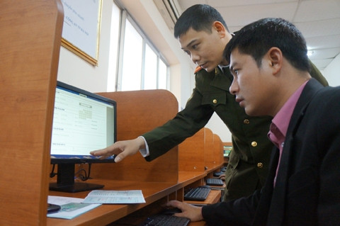 Cán bộ Phòng Xuất nhập cảnh Công an Hà Nội hướng dẫn người dân làm hộ chiếu qua mạng in-tơ-nét.
