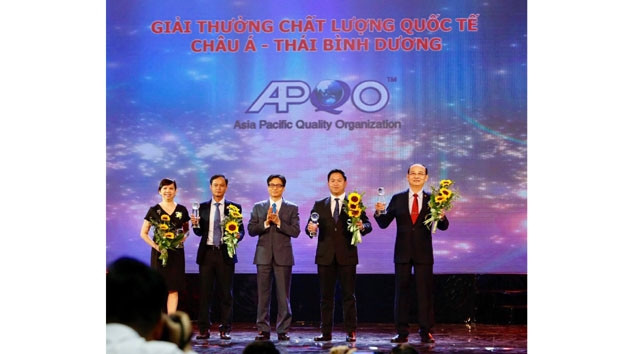 Phó Thủ tướng Vũ Đức Đam trao giải thưởng cho bốn doanh nghiệp đạt Giải thưởng Chất lượng quốc tế châu Á - Thái Bình Dương năm 2017.