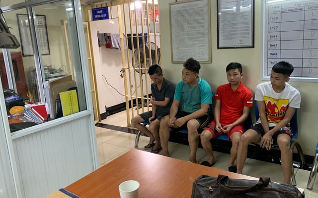 Một số đối tượng tàng trữ và sử dụng ma túy được đưa về trụ sở Công an quận Hoàn Kiếm (Hà Nội).