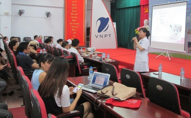 Bác sĩ IVF Bệnh viện Bưu điện Hà Nội thực hiện tư vấn cho các cặp vợ chồng bị hiếm muộn, nghi ngờ hiếm muộn hoặc cần tư vấn về sức khỏe tiền sinh sản.