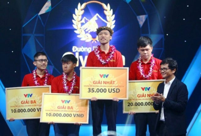 Hồ Đắc Thanh Chương - Trường THPT Quốc học Huế xuất sắc giành quán quân Đường lên đỉnh Olympia năm 2016.