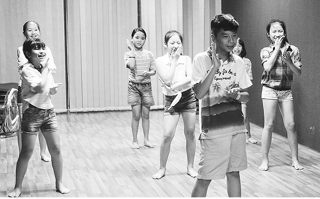 Các em nhỏ rèn luyện khả năng ứng tác.