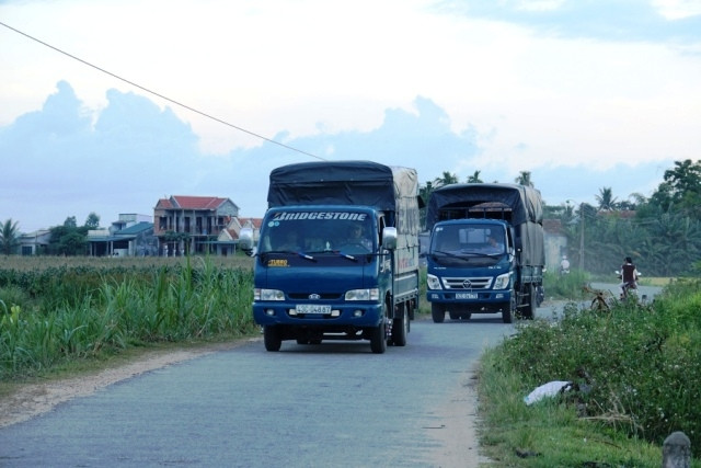 Mỗi ngày, có hàng trăm lượt xe né trạm thu phí chạy qua con đường liên xã này.