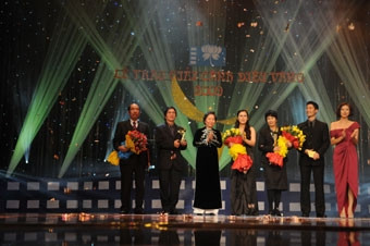 Phó Chủ tịch nước Nguyễn Thị Doan trao giải Cánh diều vàng cho đoàn làm phim Đừng đốt