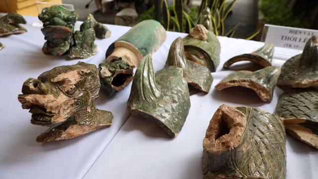 Những mảnh “ngói rồng” được tìm thấy ở hố khai quật.