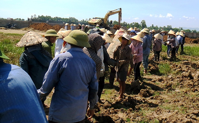 Giáo dân xứ Kim Lâm chung tay xây dựng công trình công cộng.