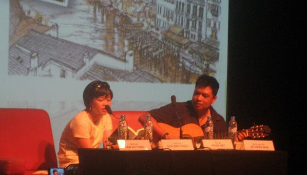 Phan Việt đọc một đoạn trong cuốn sách của mình.