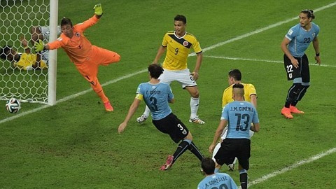 Pha làm bàn thứ hai của James Rodriguez